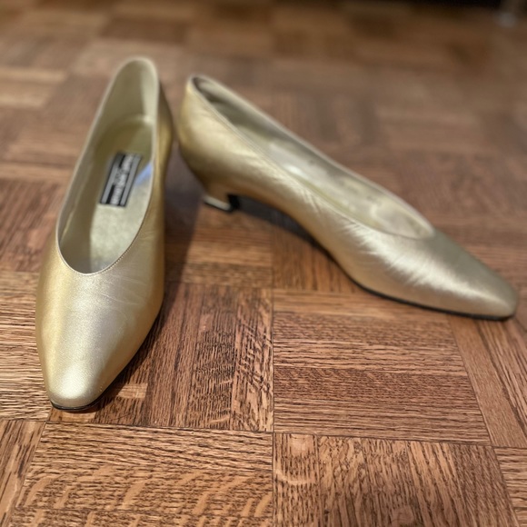 Stuart Weitzman kitten heels - Picture 4 of 5